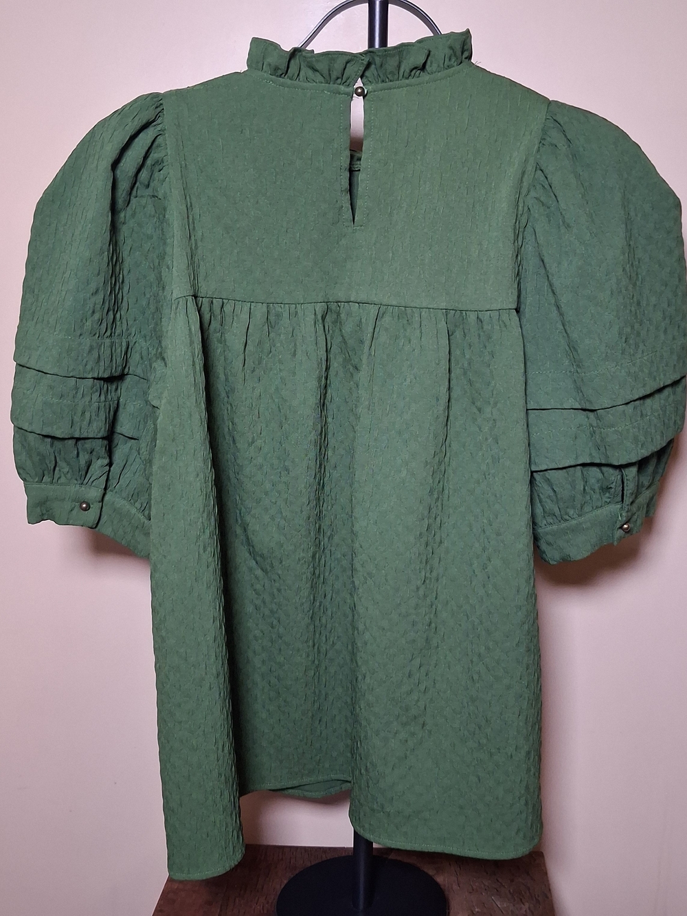 Entro Women's Olive Green Textured Puff Sleeve Top; Size L - Picture 5 of 5